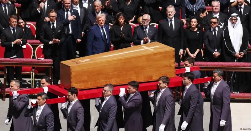 El funeral del Papa fue una oda a la paz ante los liacutederes mundiales
