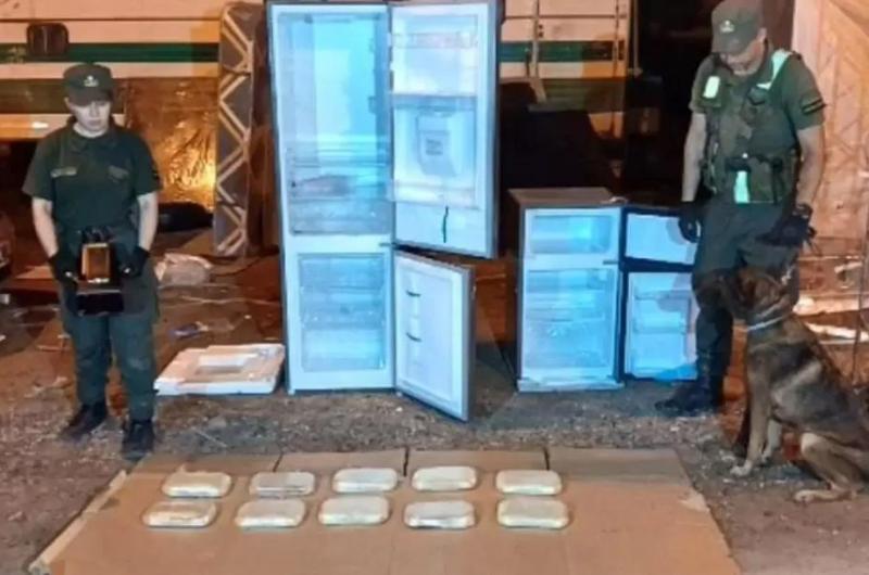 Simuloacute una mudanza y le incautaron maacutes de 10 kilos de cocaiacutena oculta en heladeras
