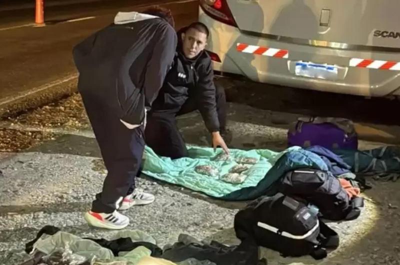 Secuestraron droga y maacutes de 200 celulares en colectivo que partioacute de Jujuy