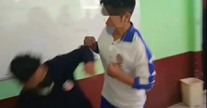 Estudiante jujentildeo intentoacute apuntildealar a su compantildeero dentro del colegio