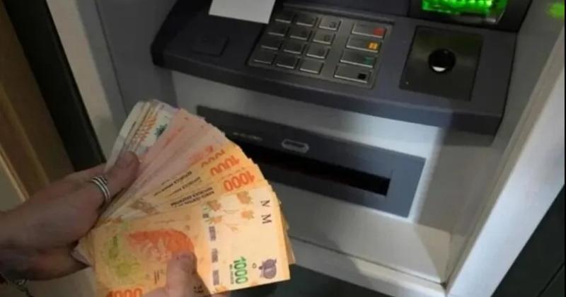 Trabajadores estatales comienzan a cobrar sus haberes de abril
