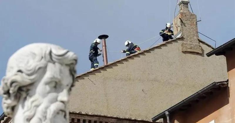 El Vaticano ya instaloacute la chimenea en la Capilla Sixtina para el coacutenclave