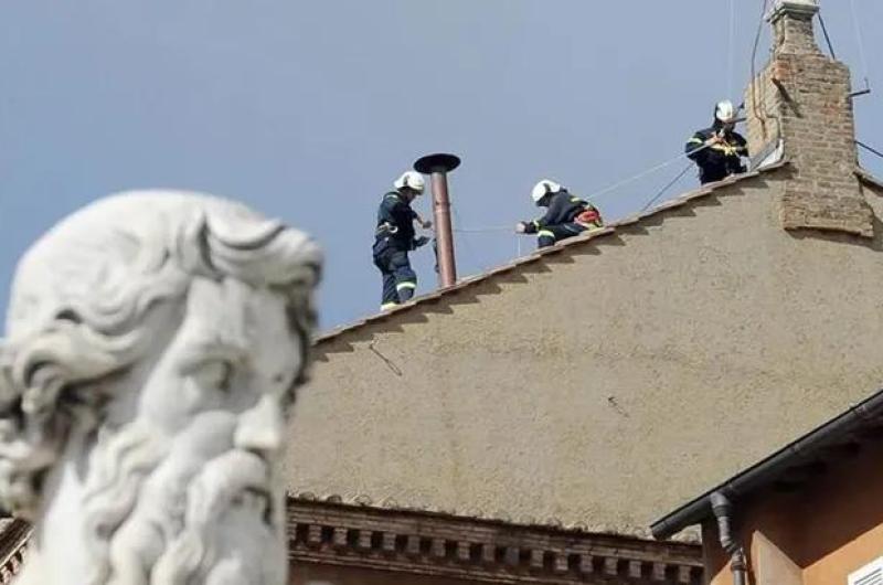 El Vaticano ya instaloacute la chimenea en la Capilla Sixtina para el coacutenclave