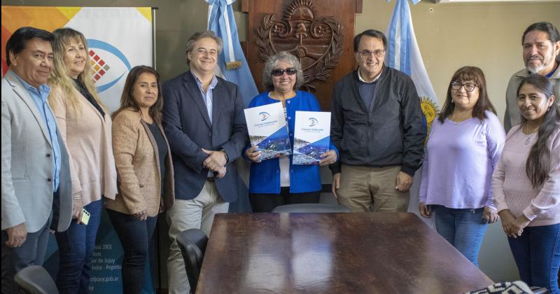 Concejales apoyan participacioacuten de autora jujentildea en un encuentro en Peruacute