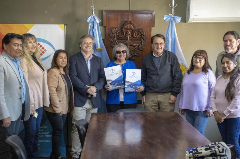 Concejales apoyan participacioacuten de autora jujentildea en un encuentro en Peruacute
