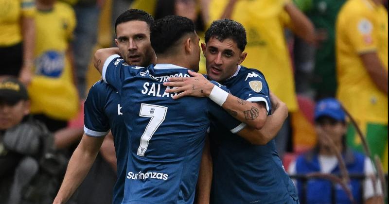 Racing goleoacute a Bucaramanga y es el uacutenico liacuteder de su grupo 