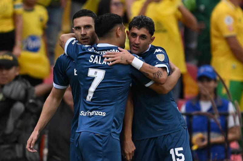 Racing goleoacute a Bucaramanga y es el uacutenico liacuteder de su grupo 