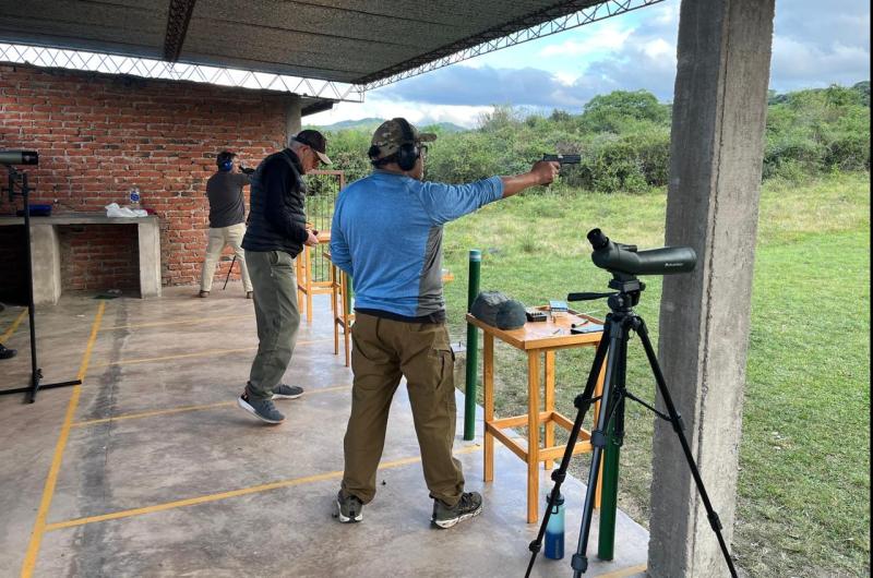 Doblete de Martiacuten Rodriacuteguez Quiroga con armas de grueso calibre