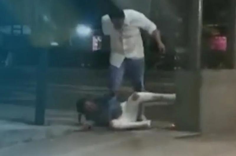 Golpeoacute a su pareja hasta desmayarla y la abandonoacute dentro de un vehiacuteculo