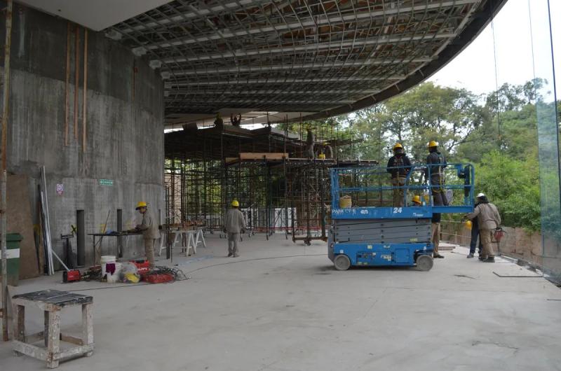 Trabajos finales en espacios exteriores del centro cultural Lola Mora
