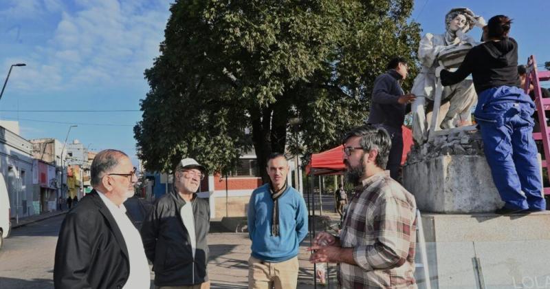 El Municipio trabaja en la restauracioacuten del monumento en homenaje a Lola Mora