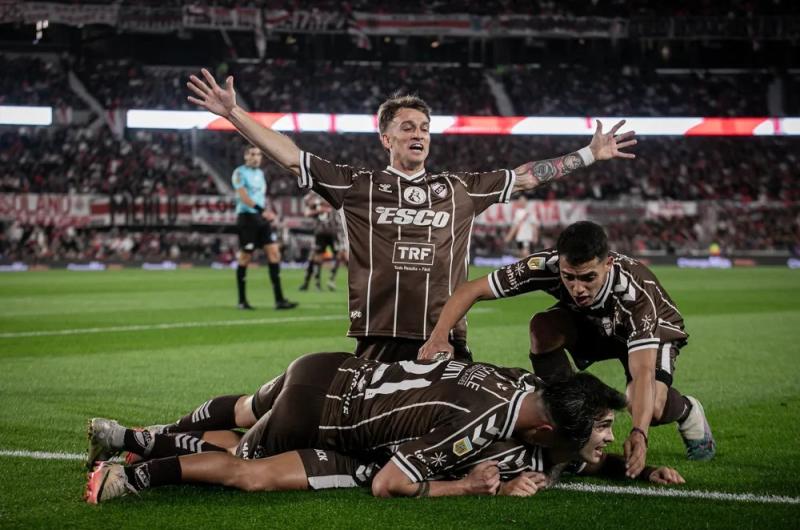 Platense semifinalista tras eliminar a River por penales