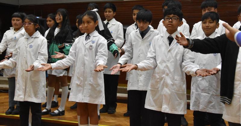 Estudiantes interpretaron el Himno en lengua de sentildeas