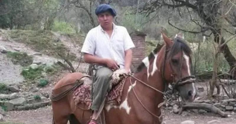 Llega el feacuteretro de Pablo Catacata para ser despedido en Los Pantildeos 
