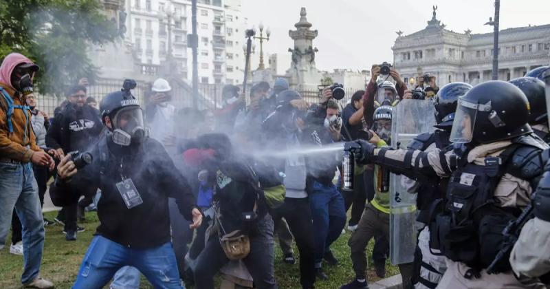La marcha de los jubilados volvioacute a encender la tensioacuten en el Congreso