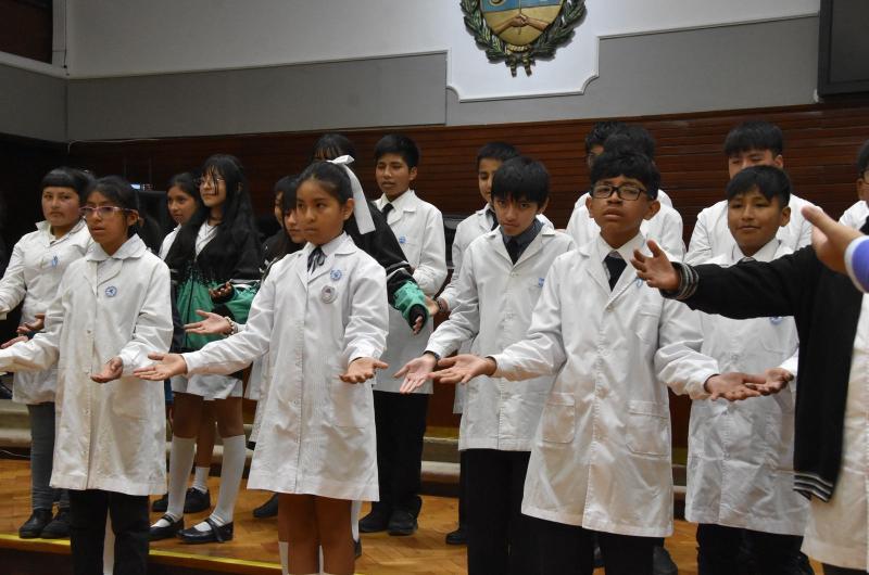 Estudiantes interpretaron el Himno en lengua de sentildeas