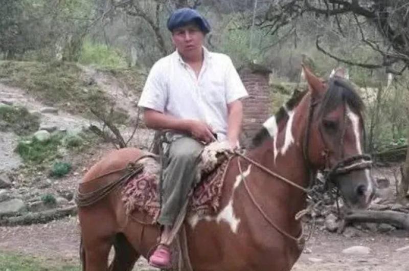 Llega el feacuteretro de Pablo Catacata para ser despedido en Los Pantildeos 