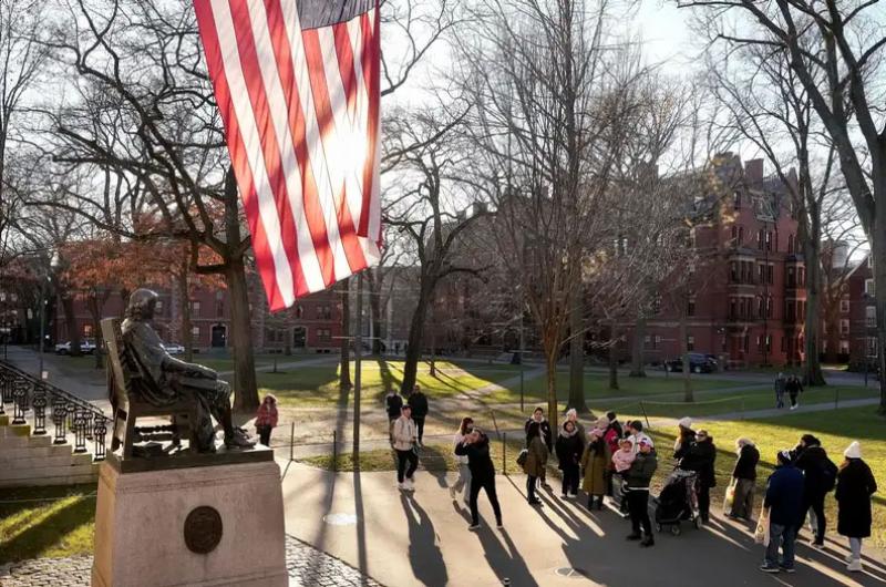 Trump bloqueoacute la inscripcioacuten de estudiantes extranjeros en Harvard