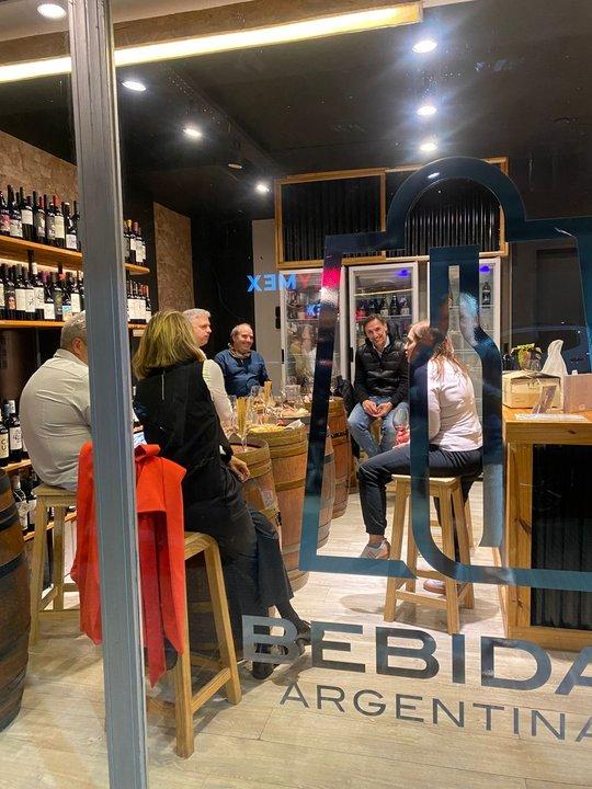 Una leyenda de Boca Juniors presentoacute su liacutenea de vinos