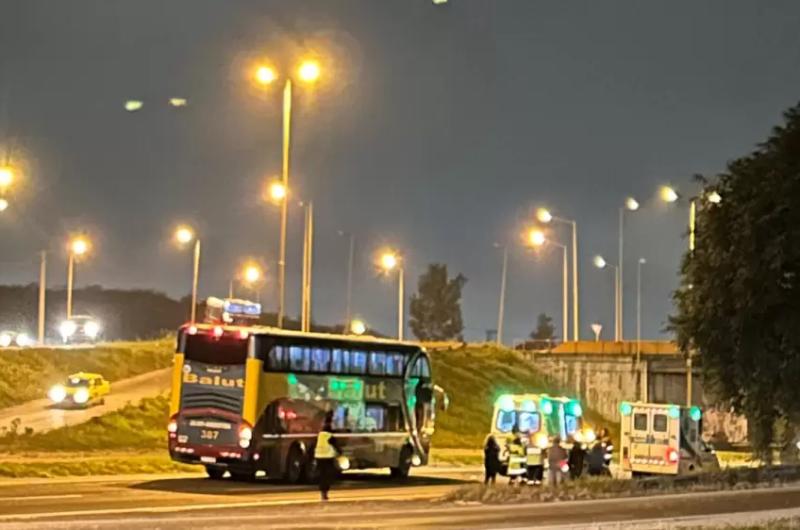 Un hombre de 65 antildeos perdioacute la vida tras ser embestido por un colectivo