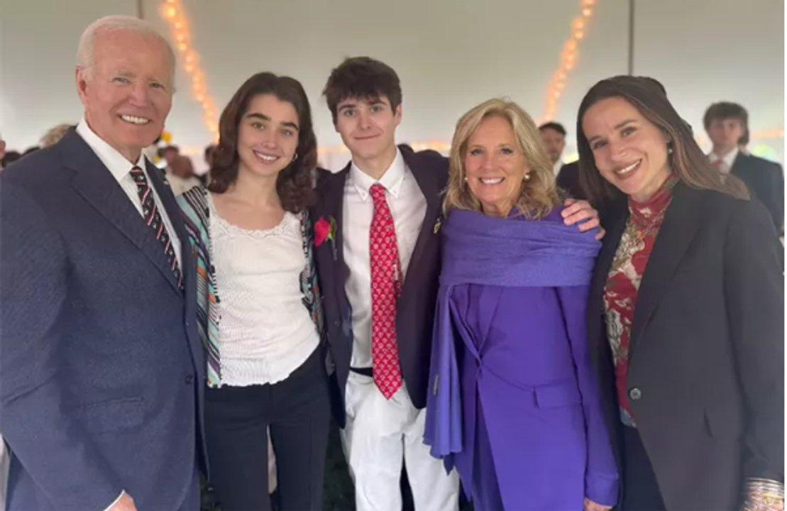 Joe Biden reaparece en puacuteblico para celebrar la graduacioacuten de su nieto 