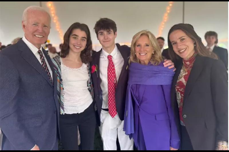 Joe Biden reaparece en puacuteblico para celebrar la graduacioacuten de su nieto 