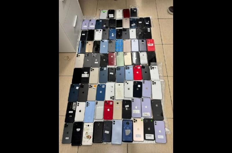 Maacutes de 170 celulares robados fueron incautados en Balvanera Boedo y el Microcentro portentildeo