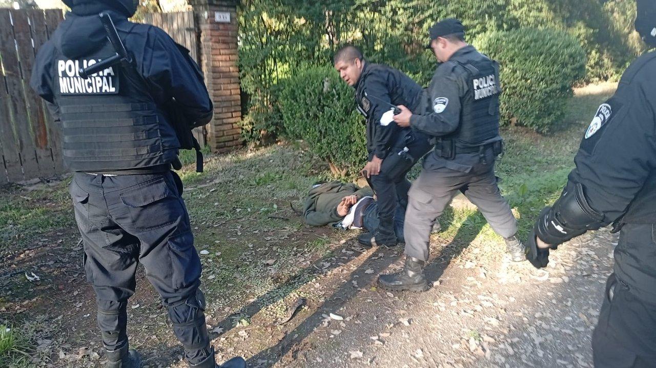 La Policiacutea Municipal de Escobar redujo a un delincuente usando armas no letales