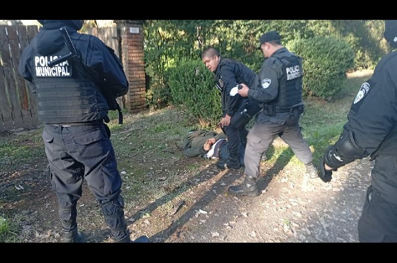 La Policiacutea Municipal de Escobar redujo a un delincuente usando armas no letales