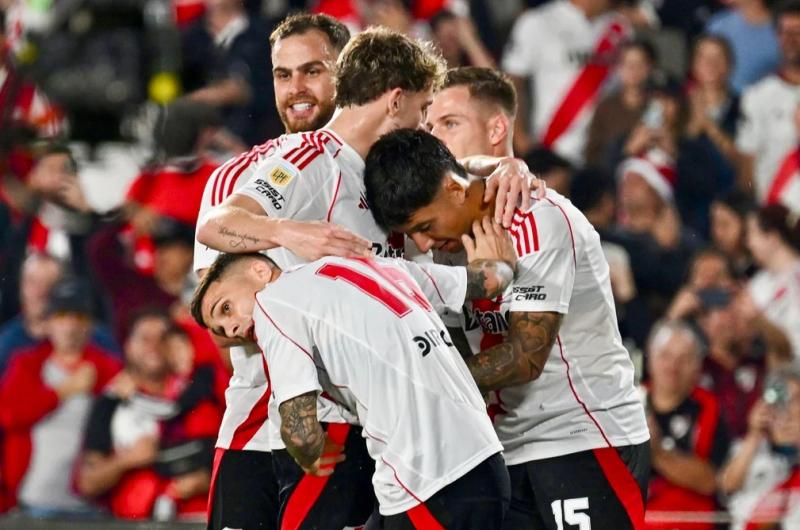 River cierra el Grupo B  ante Universitario de Peruacute que buscaraacute clasificar segundo