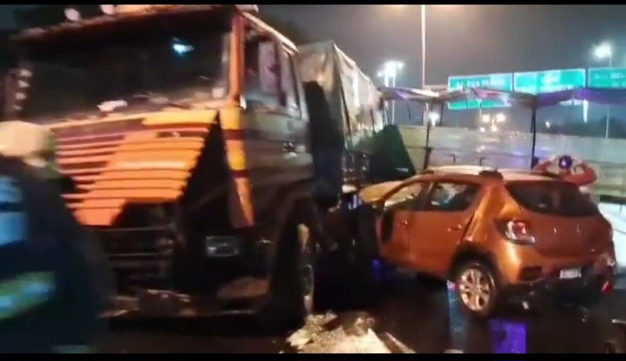 Choque entre un camioacuten y dos autos en la General Paz- 3 heridos