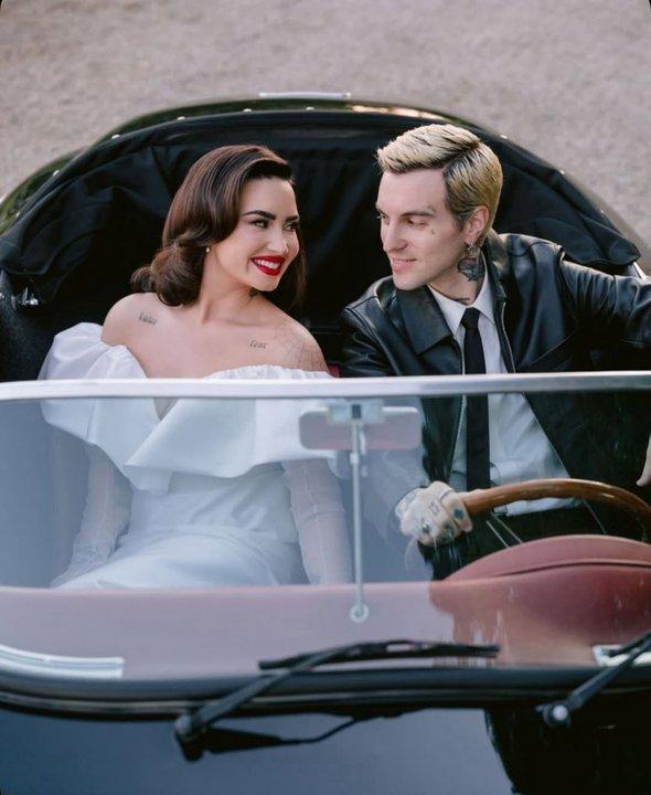 Demi Lovato se casoacute con Jordan Jutes Lutes luciendo un increiacuteble vestido de novia