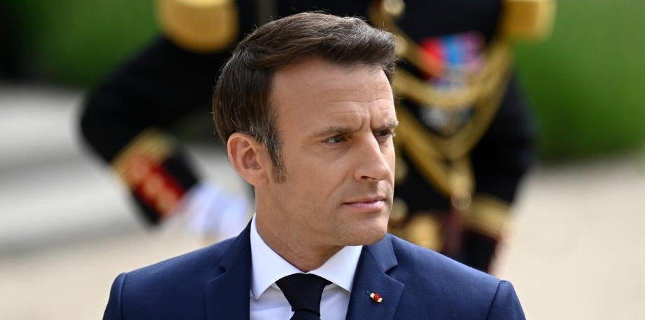 Macron dijo que estaba bromeando con su esposa tras la difusioacuten de un poleacutemico video