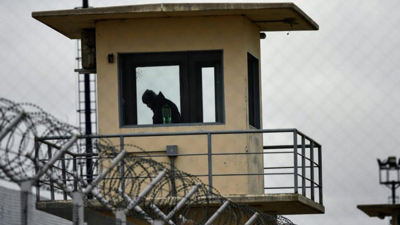 Un agente penitenciario fue detenido por ingresar celulares y droga a la caacutercel de Pintildeero