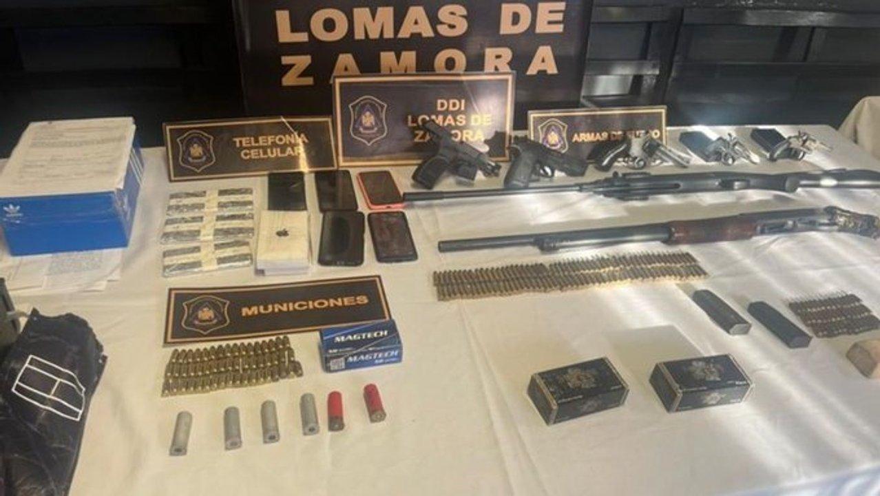 Detuvieron a nueve barras de Los Andes y les incautaron un arsenal