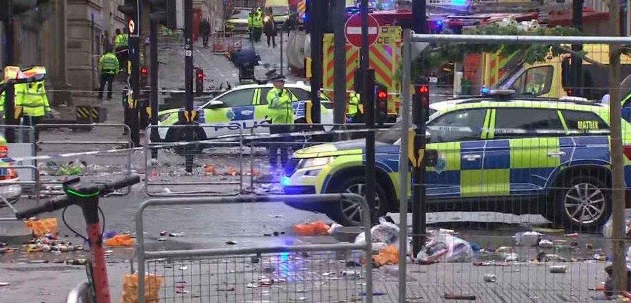 Un hombre atropelloacute con su auto a una multitud de hinchas del Liverpool que festejaban el tiacutetulo de la Premier