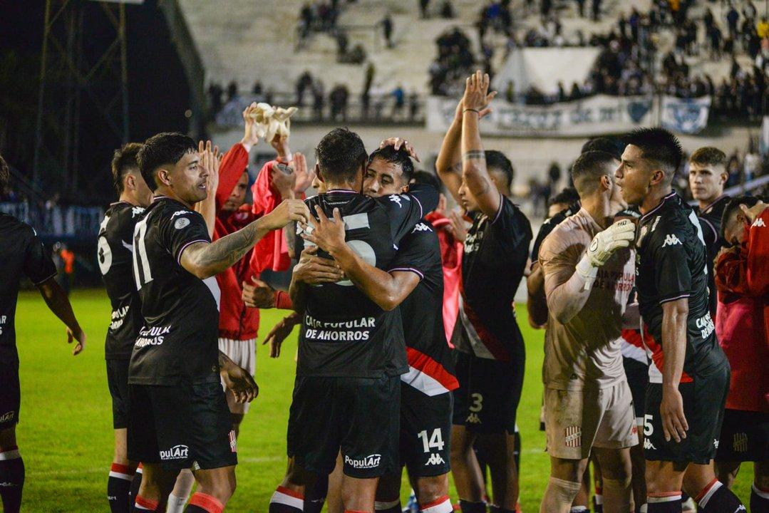 San Martiacuten de Tucumaacuten ganoacute y se mantiene puntero junto con Atlanta