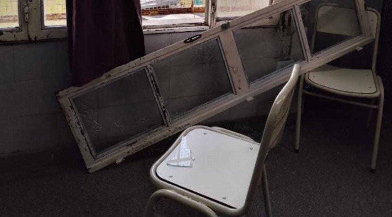 Grave incidente en una escuela de La Plata- una auxiliar herida por la caiacuteda de una ventana