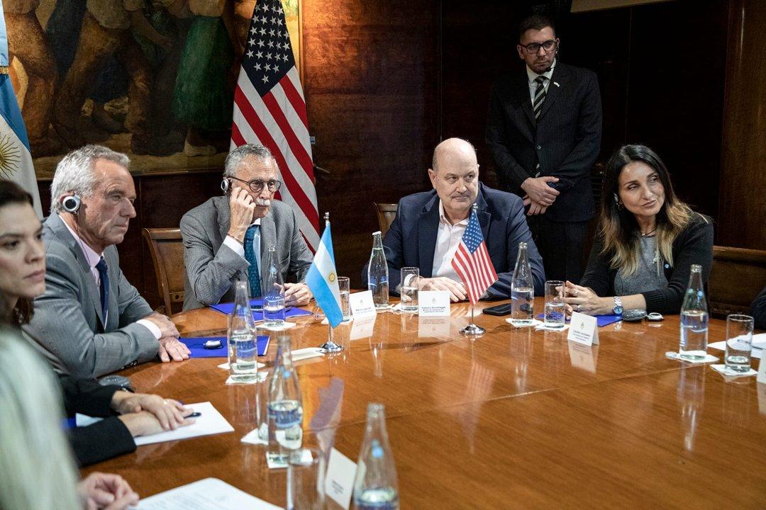 El Gobierno anuncioacute una reforma del sistema sanitario y confirmoacute la salida de la OMS