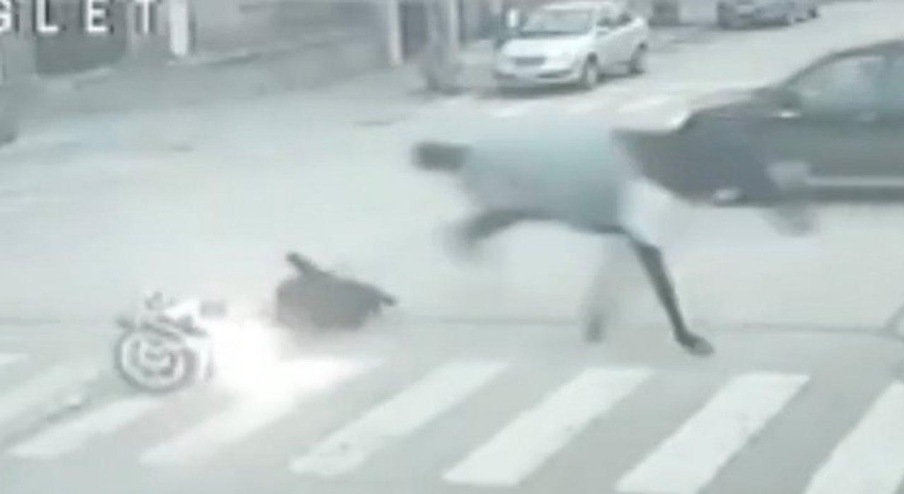 Un caballo embistioacute a una motociclista en Necochea