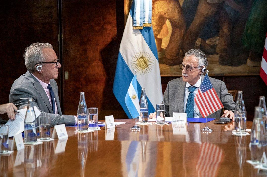 Milei recibe a un funcionario de Trump sentildealado por sus poleacutemicas opiniones en contra de las vacunas