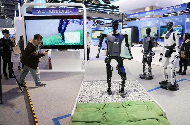 Los robots humanoides chinos ya realizan tareas propias de los empleados de comercio