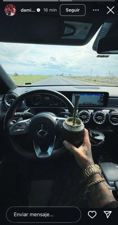 Poleacutemica por la publicacioacuten de Damiaacuten Batallini- compartioacute una foto conduciendo a alta velocidad con un mate