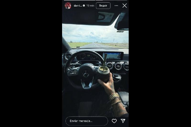 Poleacutemica por la publicacioacuten de Damiaacuten Batallini- compartioacute una foto conduciendo a alta velocidad con un mate