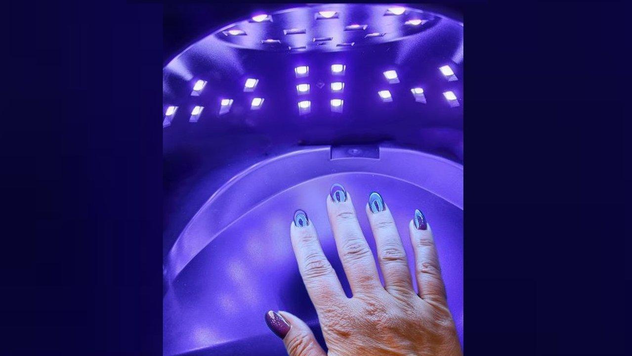 Argentinos comprobaron que las laacutemparas de secado de esmalte de untildeas modifican las moleacuteculas de la piel