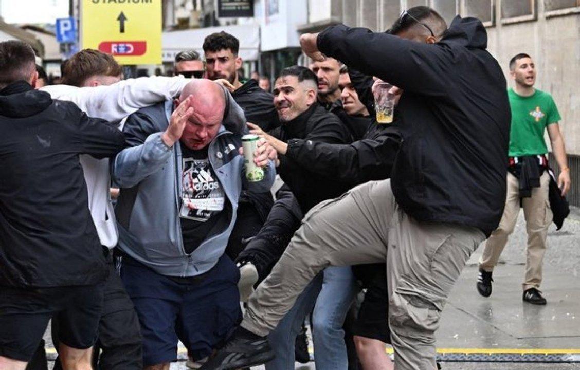Hinchas de Betis y Chelsea mantuvieron una batalla campal en Polonia