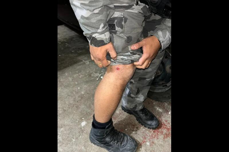 Rosario- hirioacute de bala a un policiacutea durante un allanamiento y usoacute a su hija de escudo