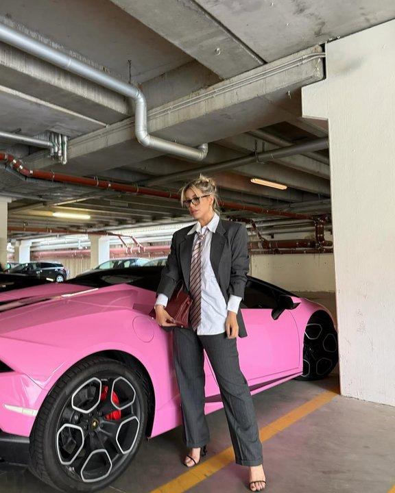 Wanda Nara llegoacute a la audiencia de divorcio en un Lamborghini rosa y un look muy Amber Heard