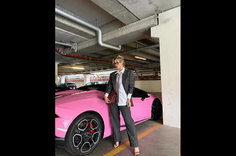 Wanda Nara llegoacute a la audiencia de divorcio en un Lamborghini rosa y un look muy Amber Heard