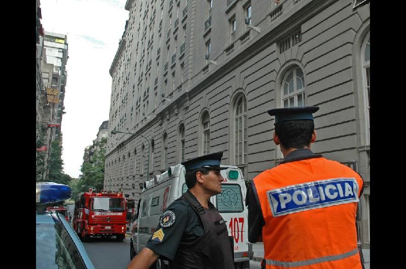 Recoleta- un hombre afirmoacute tener cuatro kilos de explosivos en el Hotel Alvear y hay paacutenico en el centro